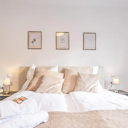 Elegant & Air Condition 5br - By The Danube River