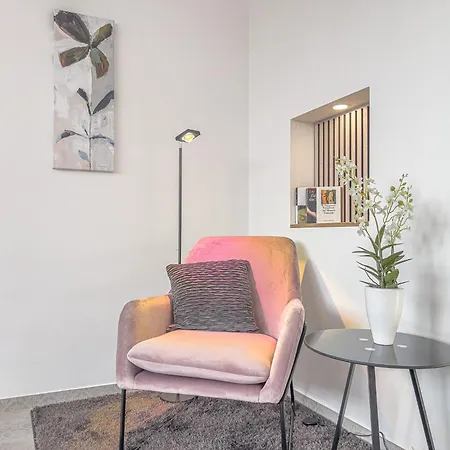 Elegant & Air Condition 5br - By The Danube River *