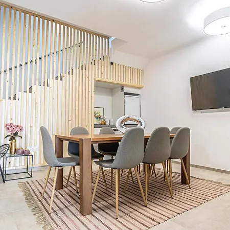 Elegant & Air Condition 5br - By The Danube River