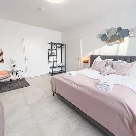 Elegant & Air Condition 5br - By The Danube River