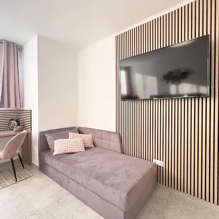 Elegant & Air Condition 5br - By The Danube River
