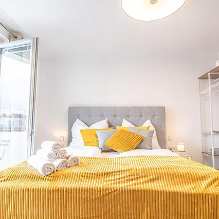 Elegant & Air Condition 5br - By The Danube River Appartement