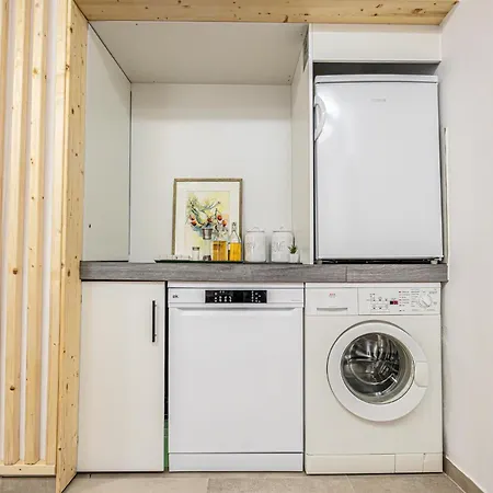 Elegant & Air Condition 5br - By The Danube River