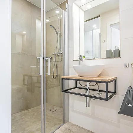 Elegant & Air Condition 5br - By The Danube River Appartement *