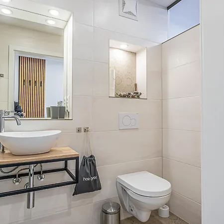 Elegant & Air Condition 5br - By The Danube River Appartement