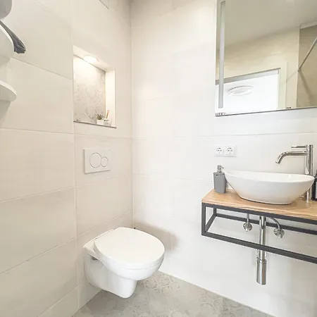 Elegant & Air Condition 5br - By The Danube River *