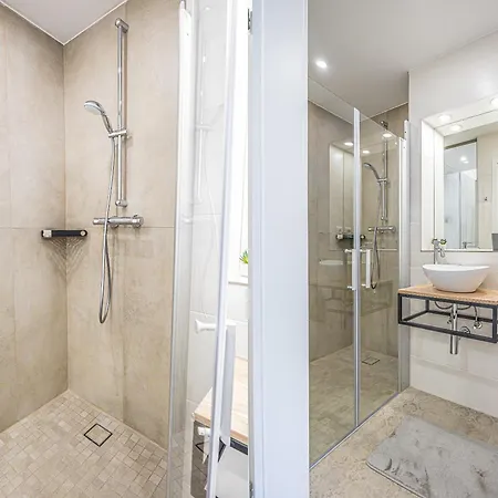Elegant & Air Condition 5br - By The Danube River